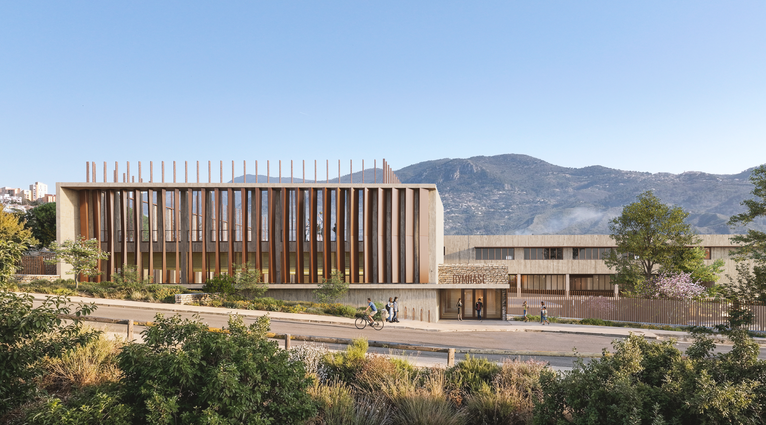 Perspective architecturale d'un gymnase moderne en béton et bois avec d'imposants brise-soleil verticaux, bordé par une rue où circulent un cycliste et des piétons, sur fond de relief montagneux.